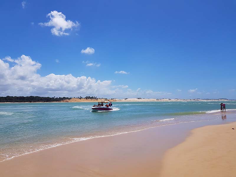 Barco navega na Lagoa de Guaraíras em Tibau do Sul