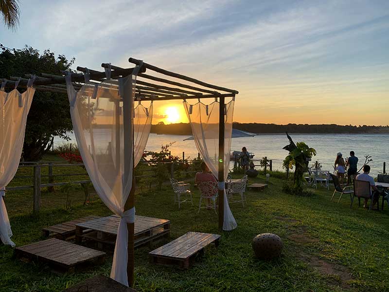 Gazedo em gramado no pôr do sol na Lagoa de Guaraíras, no Lounge Sunset Marinas