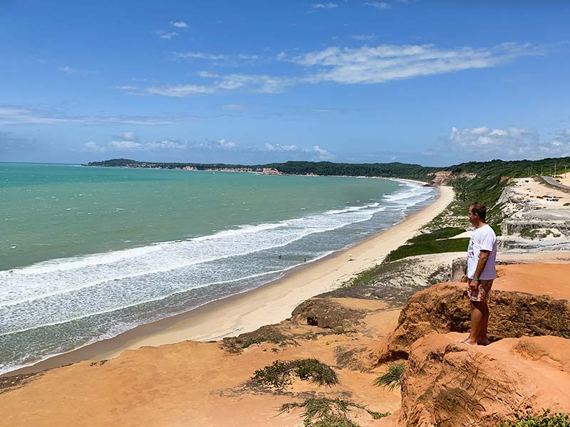 Homem em pé no mirante da Praia de Cacimbinhas