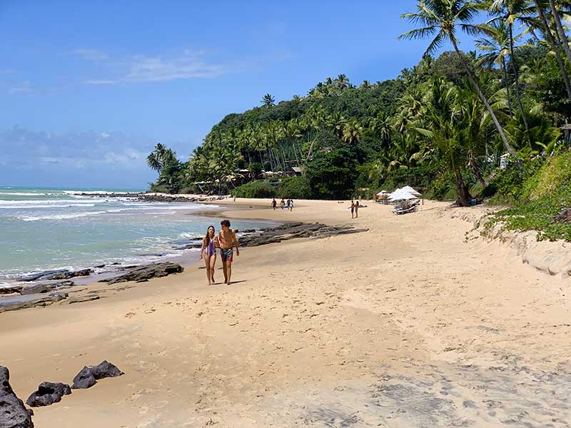 Casal de turistas caminha na Praia do Giz em Tibau do Sul