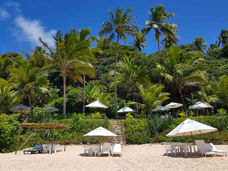 Guarda-sóis e cadeiras de praia no Restaurante Pirambu