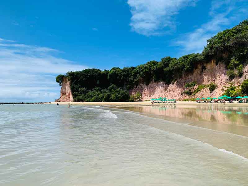 Vista do mar e das falésias na Baía dos Golfinhos, na Praia de Pipa