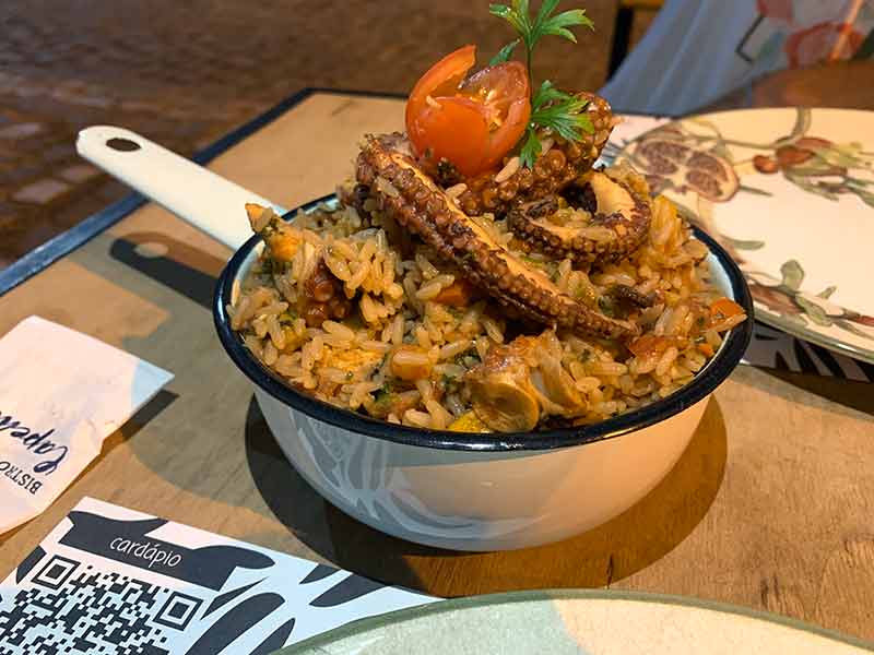 Panela com arroz de polvo do Bistrô Capella, em São Miguel do Gostoso