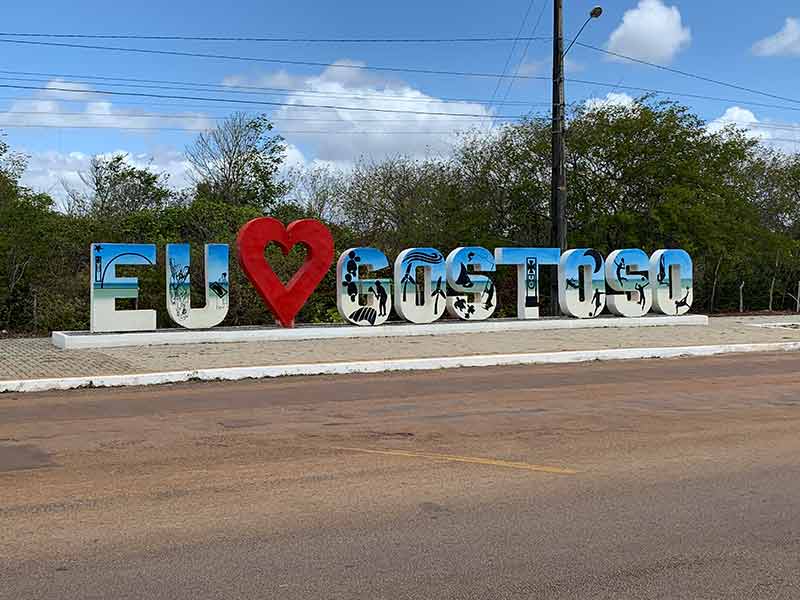 Letreiro diz Eu Amo Gostoso na estrada que dá acesso a São Miguel do Gostoso