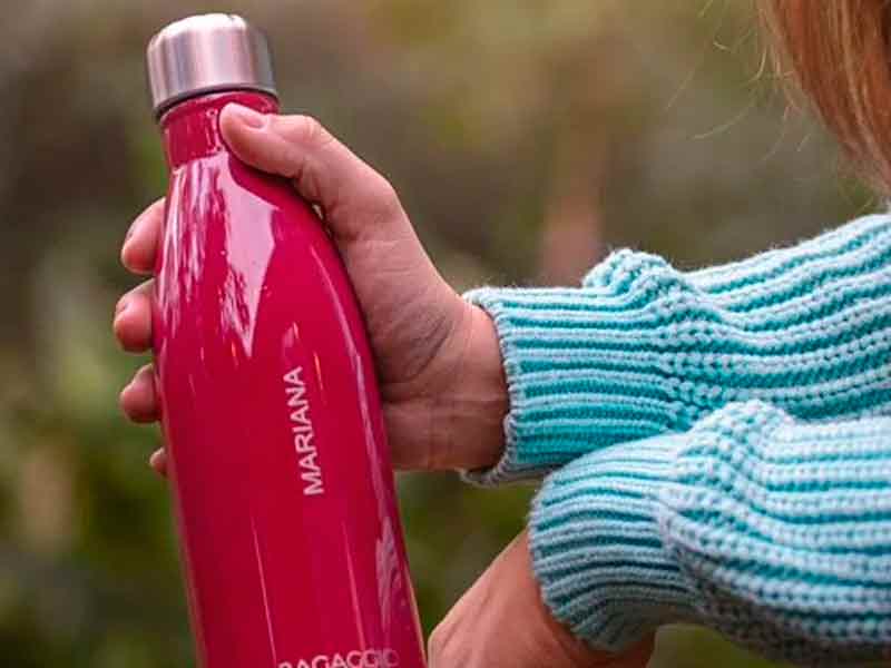 Pessoa segura garrafa térmica personalizável rosa