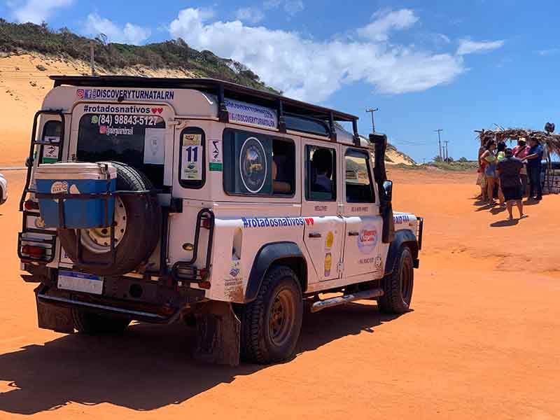 Jeep Tour com carro parado em cima do Mirante de Cacimbinhas em Tibau do Sul, no RN