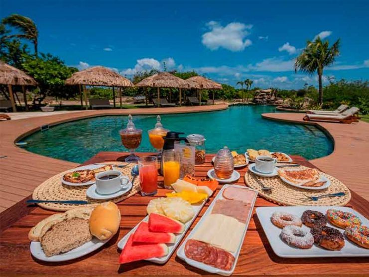 Café da manhã da Kauli Seadi Beach Hotel na piscina, em São Miguel do Gostoso