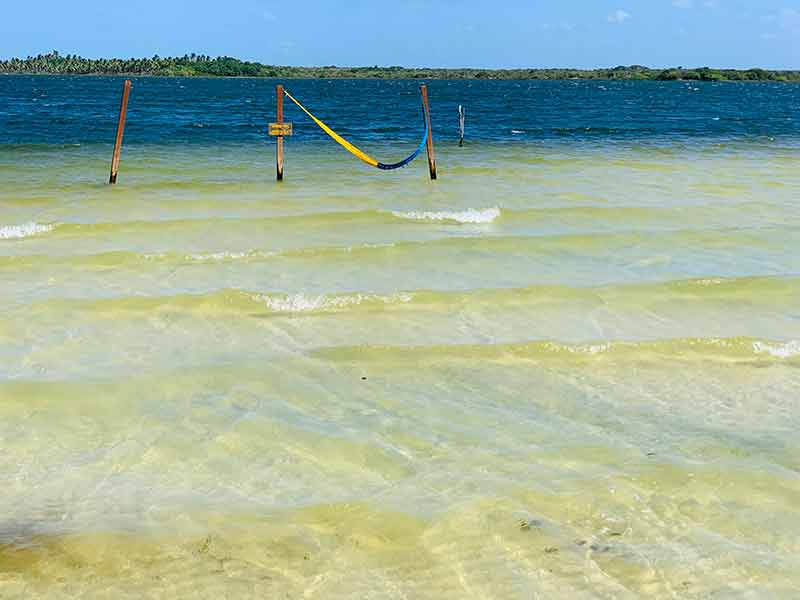 Rede dentro da Lagoa da Cotia, no Rio Grande do Norte, com água clara