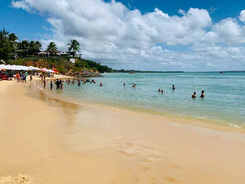 Pessoas se divertem na Lagoa Guaraíras, em Tibau do Sul, próximo à Praia de Pipa