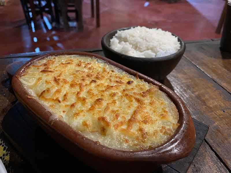 Escondidinho de camarão e arroz do Tal do Escondidinho, na Praia de Pipa