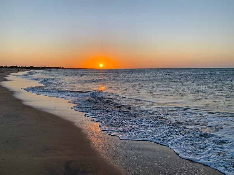 Pôr do sol no mar da Ponta de Santo Cristo, em São Miguel do Gostoso