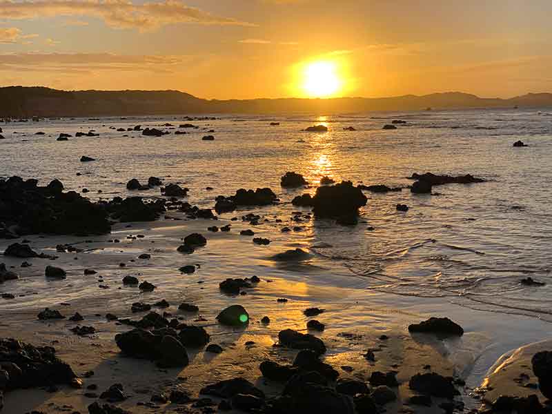 Pôr do sol no mar visto de bar na Praia de Pipa