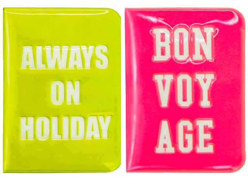 Porta passaporte neon verde e rosa escrito Always on Holiday e Bon Voyage