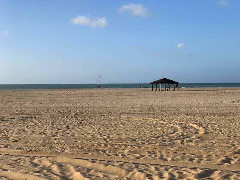 Faixa de areia vazia com mar ao fundo na Praia da Xepa, em São Miguel do Gostoso