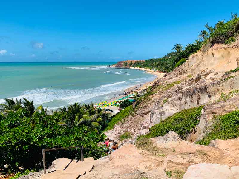 Vista de cima das falésias do mar da Praia do Amor