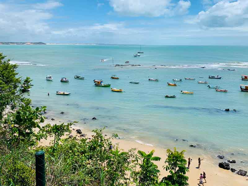 Vista de cima do mar com barcos da Praia do Centro