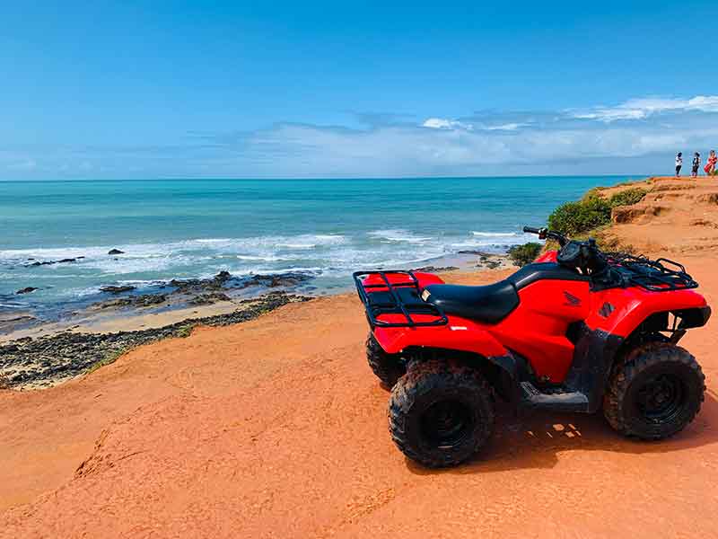 Quadriciclo no Chapadão com vista para o mar durante passeio pela Praia de Pipa