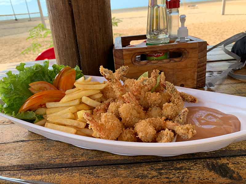 Porção de camarão com batatas fritas e salada do Sheiks na Praia do Cardeiro, em São Miguel do Gostoso