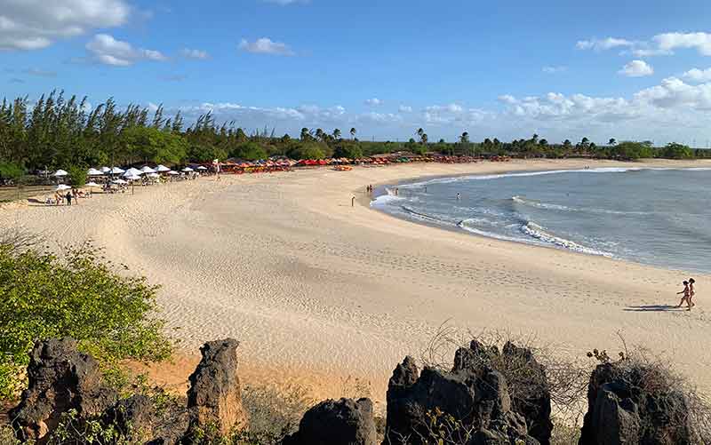 Vista de cima da praia vazia de Tourinhos, em São Miguel do Gostoso, com mar ao lado