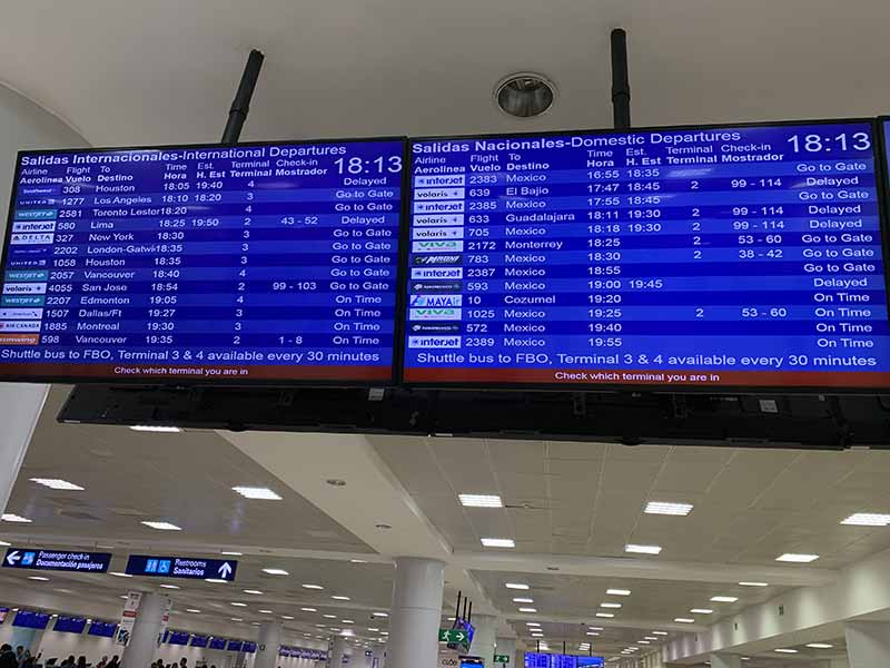 Visto pro México: Painel de voos no aeroporto de Cancún