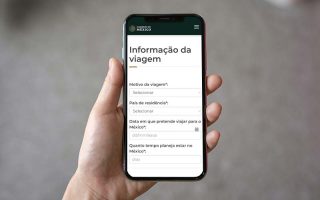 Mão segura celular com página do Formulário de Autorização Eletrônica