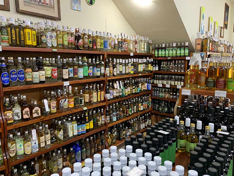 Bar do Marcelo, em Gonçalves, e suas centenas de garrafas de cachaça