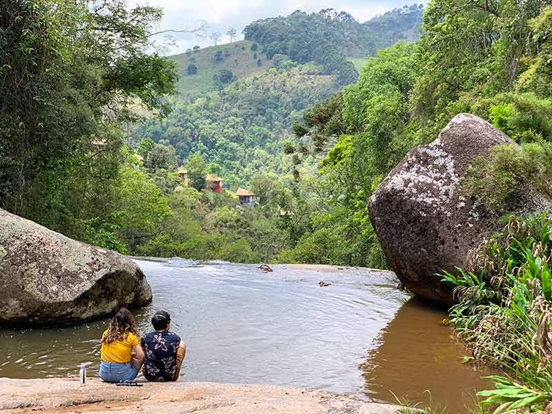 Casal contempla a vista perto da água na Cachoeira do Retiro