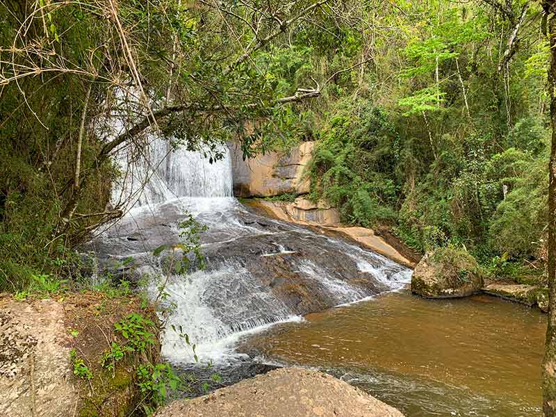 Vista de queda d'água da cachoeira Sete Quedas em Gonçalves