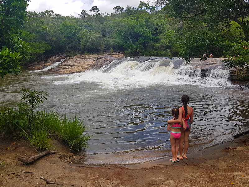 Duas meninas em frente à Cachoeira do Índio em Carrancas