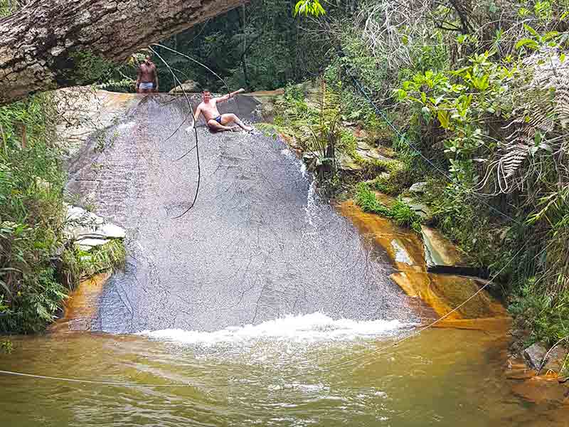 Homem escorrega em pedra até poço no Escorregador da Zilda