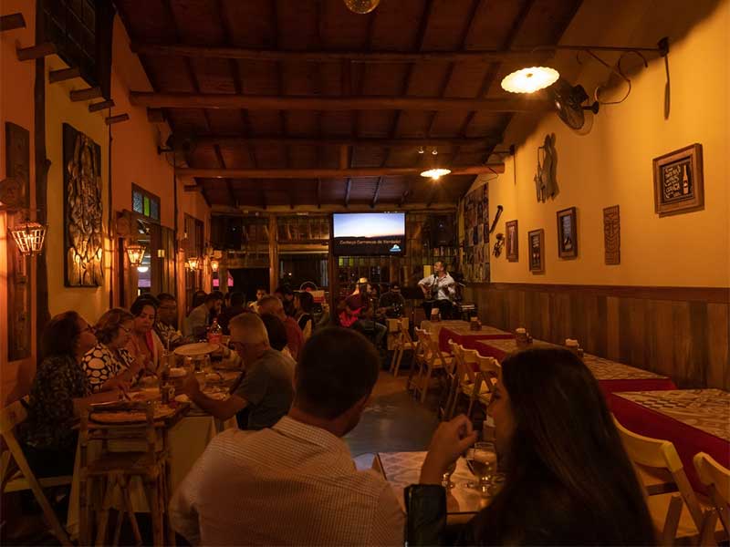 Pessoas assistem a show no Recanto Bar e Restaurante em Carrancas