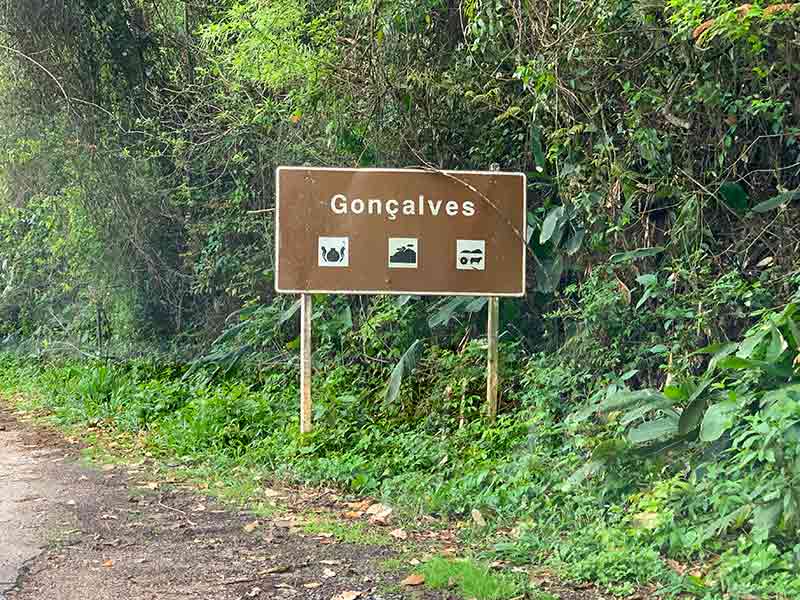 Placa de Gonçalves, (MG) em estrada