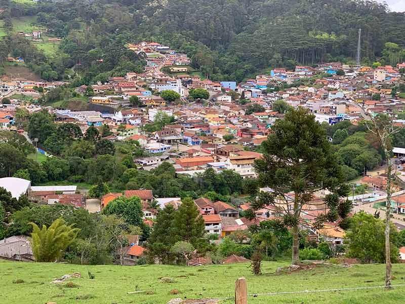 Vista de Gonçalves com casas e montanhas através do Mirante do Cruzeiro