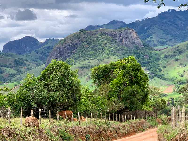 Estrada de terra com vista para as montanhas de Gonçalves