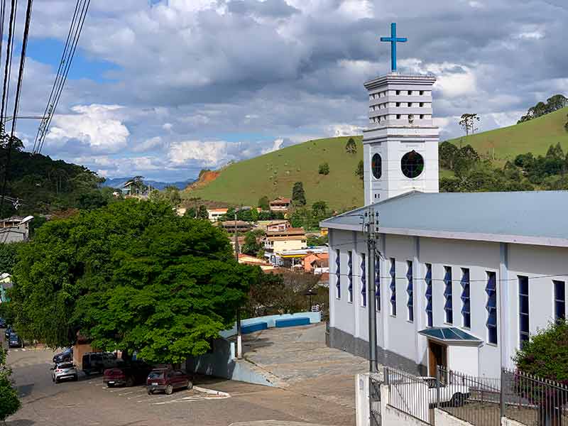 Vista da igreja e do centrinho de Gonçalves, em Minas Gerais