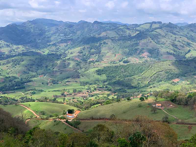 Vista das montanhas e da mata em Gonçalves, MG