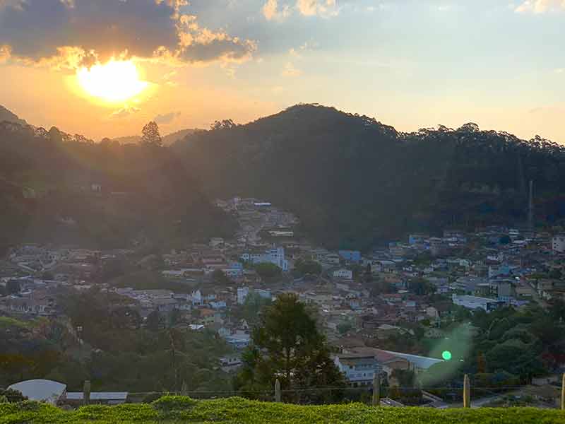 Pôr do sol no Mirante do Cruzeiro com vista de Gonçalves, em Minas Gerais