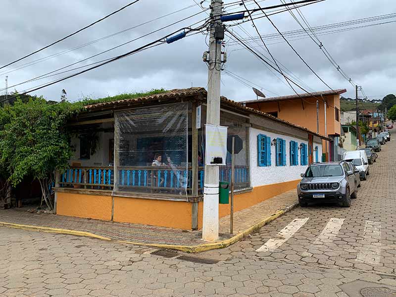 Vista de fora do restaurante Janelas com Tramela com pessoas sentadas em mesa