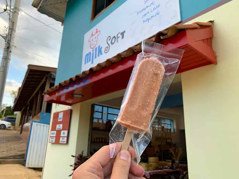 Picolé de goiabada com queijo em frente à loja Milk Soft