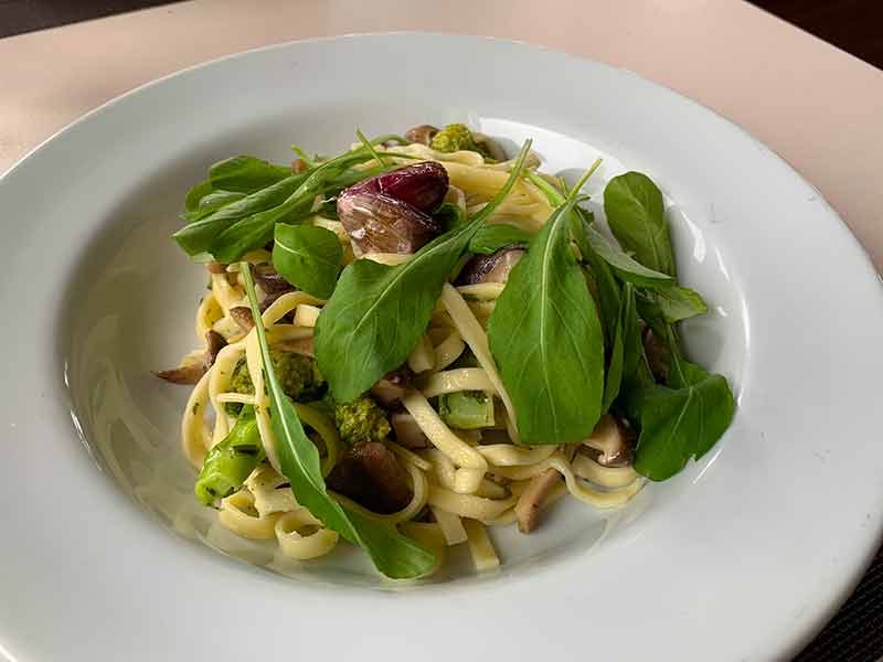 Fettuccine com shitake, brócolis, alho e rúcula do restaurante Sauá, em Gonçalves