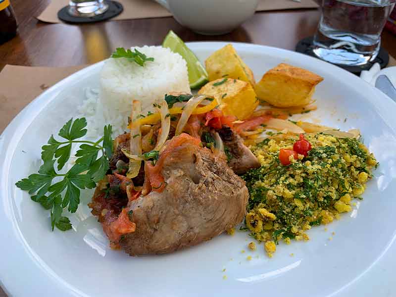 Carne na lata com arroz, batata e farofa no Sebasstian Bar