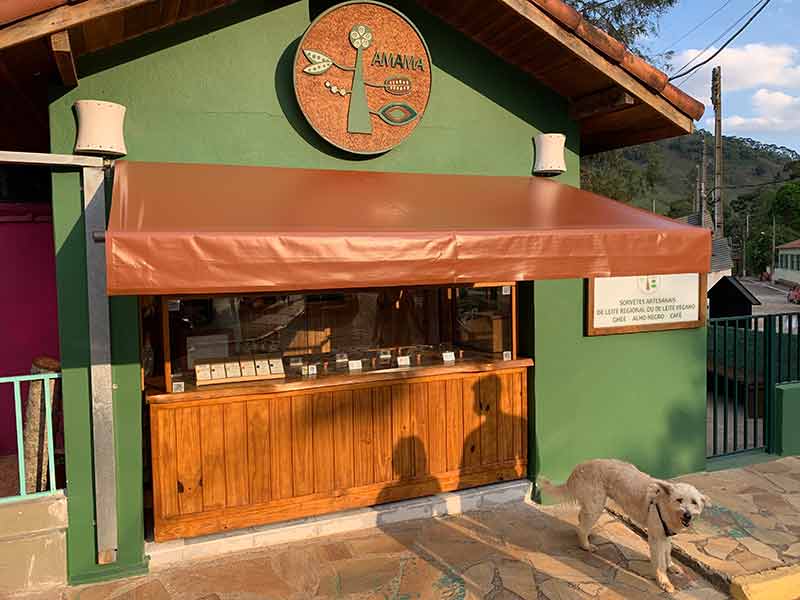 Sorveteria Amama com balcão de madeira e parede verde