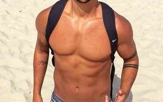 Rodrigo Mussi do BBB 22 em praia