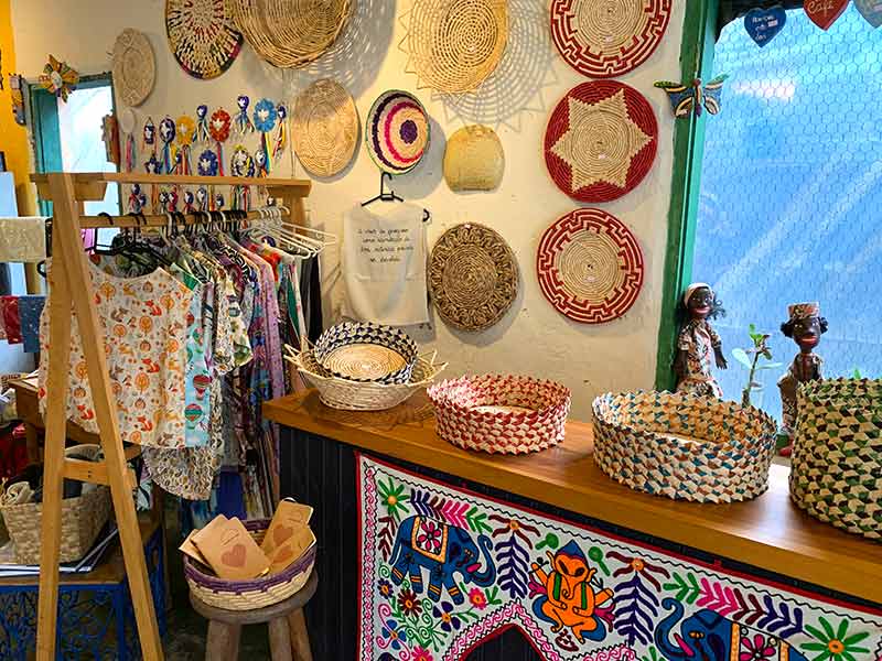Cestas, roupas e artesanato no ateliê Vida Simples em Gonçalves