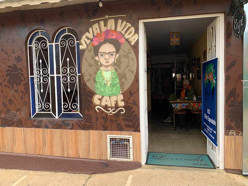 Gonçalves, MG: Parte de fora do Viva La Vida Café com desenho da Frida Kahlo na parede