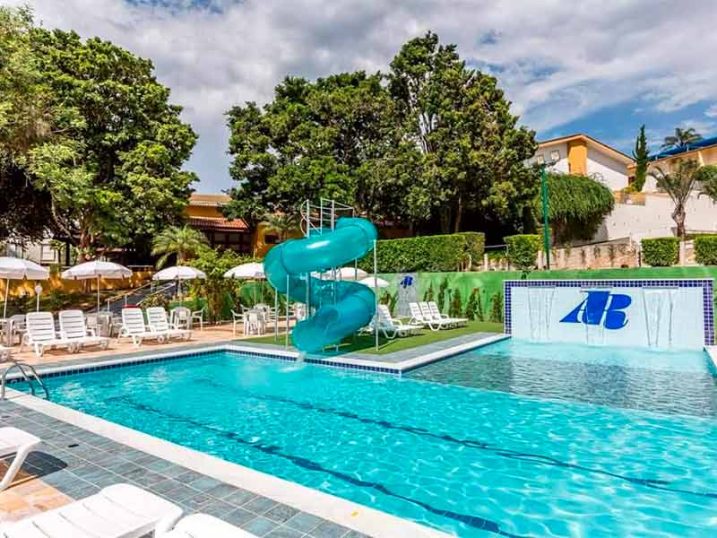 Piscina do Atibaia Residence, dica de onde ficar em Atibaia, com toboágua e espreguiçadeiras