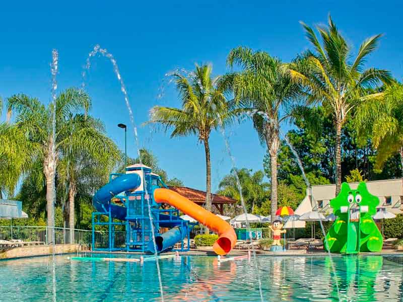 Área da piscina do Bourbon, um dos hotéis em Atibaia, com toboáguas e personagens da Turma da Mônica