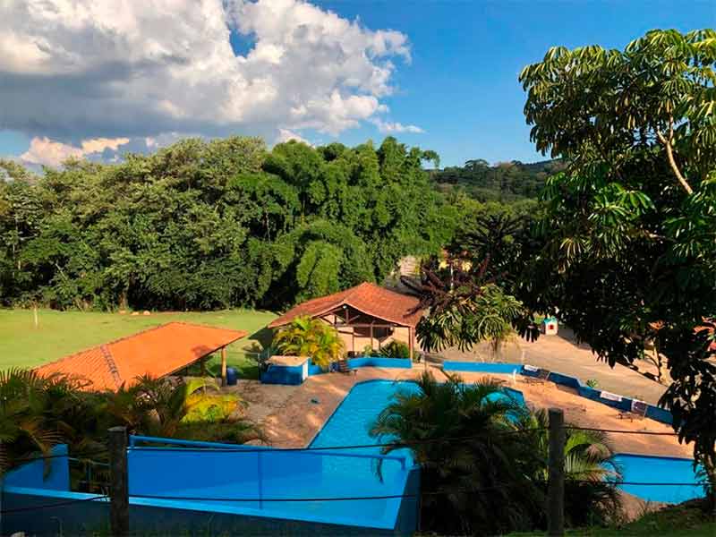 Vista de cima do Hotel Campestre, mais um dos hotéis em Atibaia, com piscinas e área verde