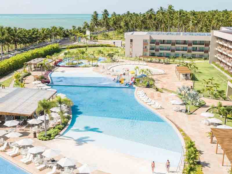 Vista aérea das piscinas do Japaratinga Lounge Resort