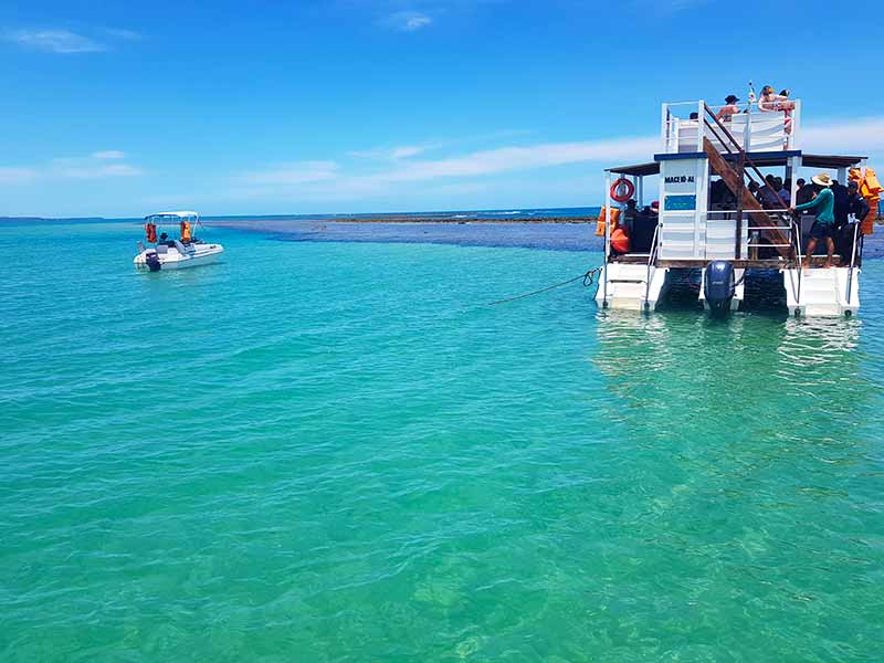 Lancha e catamarã nas Piscinas Naturais de Japaratinga